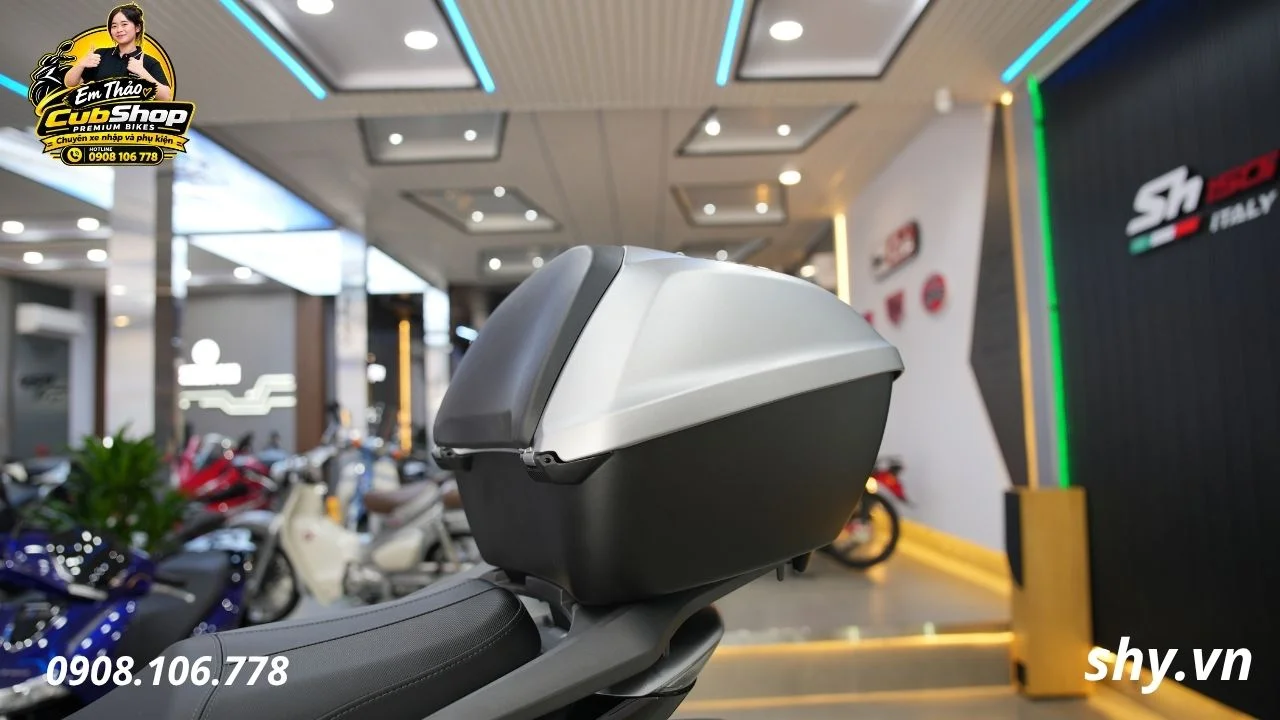 honda-sh150i-italy-model-2027-special-mau-bac (3).webp