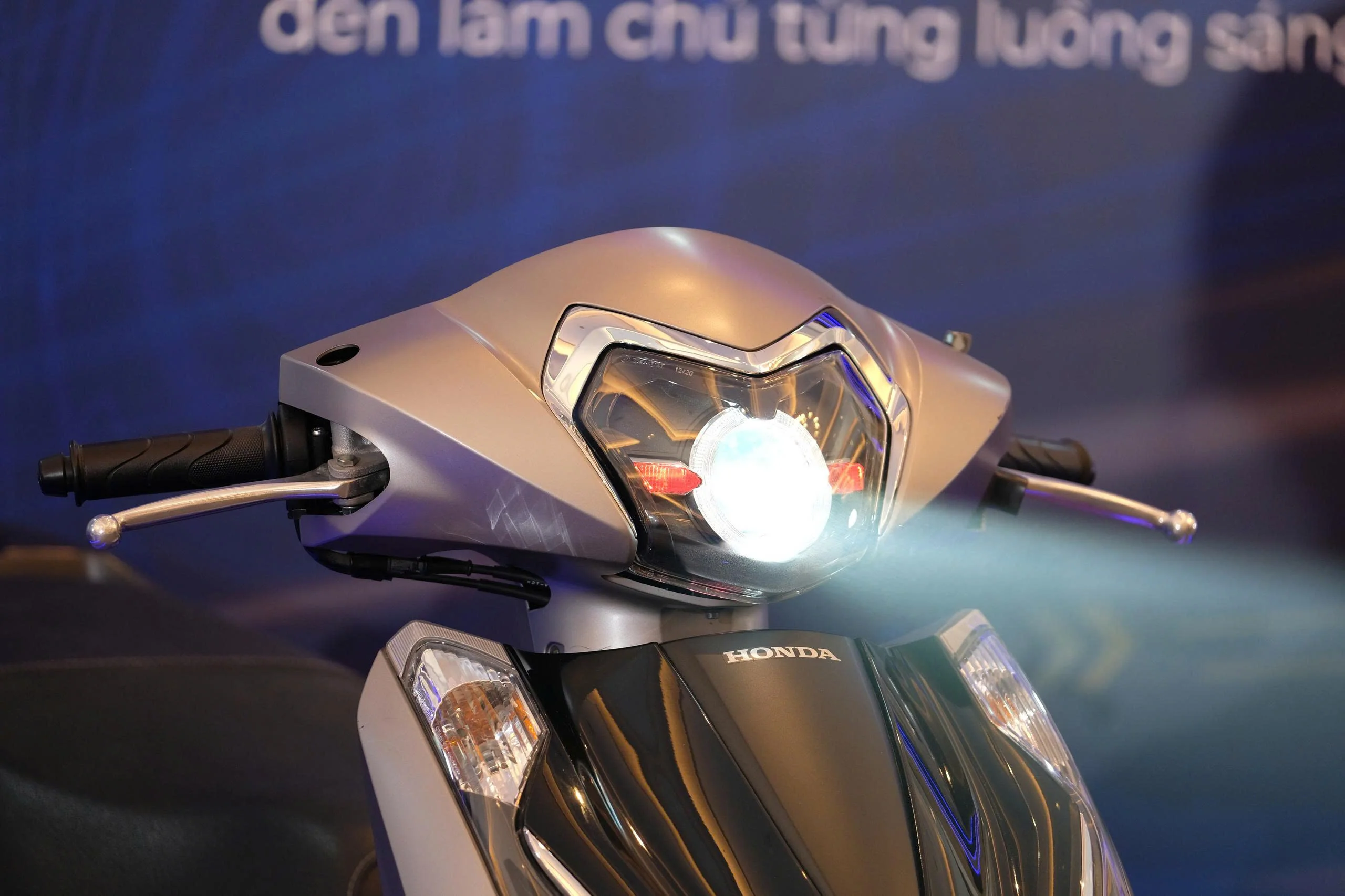 ZHI.PAT_BI-LED-Projector_3.webp