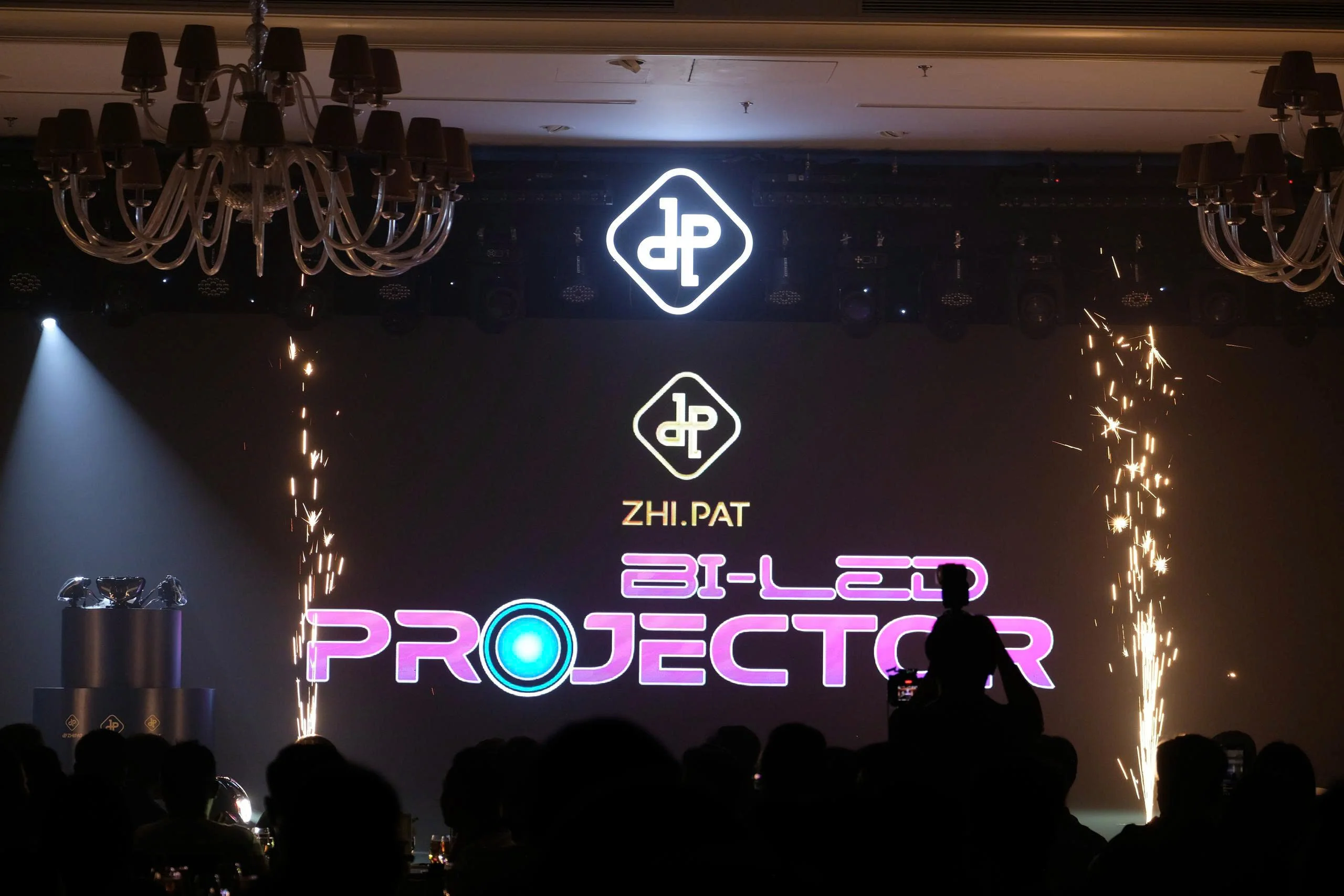 ZHI.PAT_BI-LED-Projector_9.webp